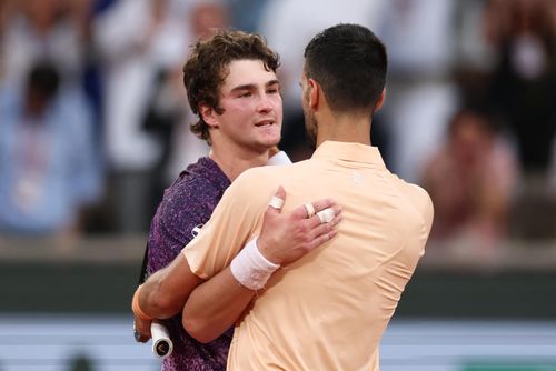  Djokovic thua tay vợt trẻ hơn. 