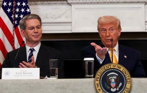 Tổng thống Donald Trump và Bộ trưởng Tài chính Scott Bessent tại một hội nghị thượng đỉnh về Tiền mã hóa của Nhà Trắng ở Washington. Ảnh: Reuters.