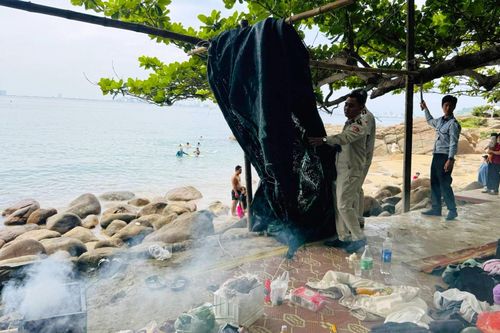 Người kinh doanh và du khách tự trải bạt ăn uống, dựng trại và đốt than nướng BBQ trên bán đảo. Ảnh: UBND phường Sơn Trà.