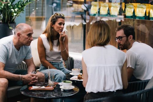  Du khách quốc tế thưởng thức cà phê tại một quán tại Thảo Điền, TP.HCM. Ảnh: Phương Lâm. 