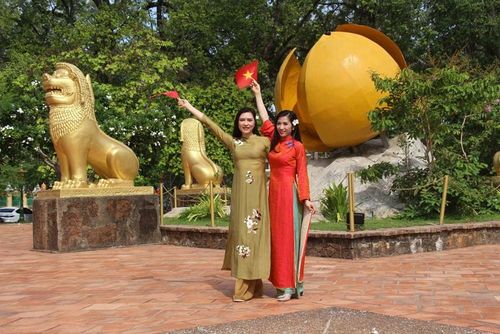 Phần trình diễn áo dài của các nghệ sĩ