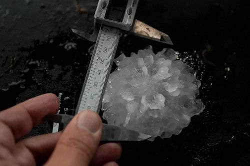 Kích thước của viên mưa đá ngày càng lớn. Ảnh: AP