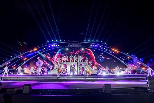 Sân khấu bên sông Hàn bừng sáng trong buổi tổng duyệt cho đêm khai mạc Lễ hội pháo hoa quốc tế Đà Nẵng DIFF 2026