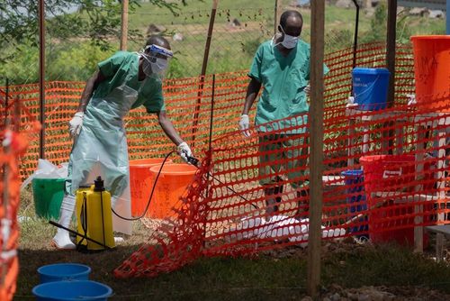 Các nhân viên y tế chuẩn bị bắt đầu ca làm việc tại trung tâm điều trị Ebola ở Rwampara. Ảnh: AP