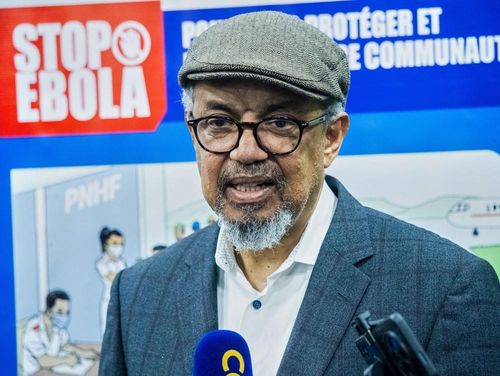 Tổng Giám đốc WHO Tedros Adhanom Ghebreyesus trả lời báo giới sau khi hạ cánh xuống Sân bay Quốc tế N’djili ở thủ đô Kinshasa của Cộng hòa Dân chủ Congo. Ảnh: AP
