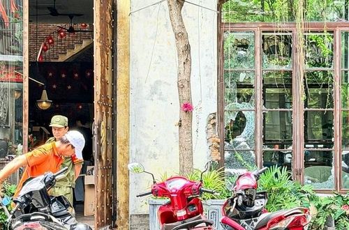 Kính của quán cà phê bị người đàn ông nước ngoài đập vỡ, đến trưa 30.5 nhân viên quán vẫn đang quét dọn. Ảnh: Ngọc Trường