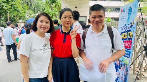 Thí sinh Đặng Ngọc Minh Châu cùng bố mẹ phấn khởi sau môn thi đầu tiên