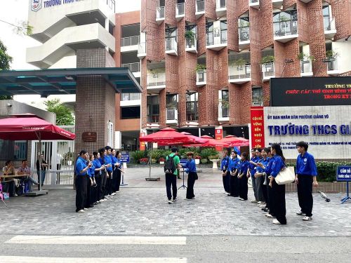 Thí sinh được các tình nguyện viên đón tại các điểm thi