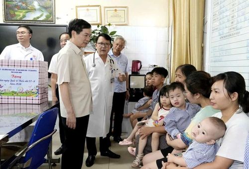 Ông Vũ Quyết Tiến, Chủ tịch Ủy ban MTTQ tỉnh cũng đến Bệnh viện Đa khoa tỉnh để động viên các em nhỏ đang điều trị