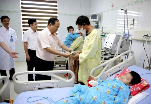 Bí thư Tỉnh ủy, Trưởng Đoàn Đại biểu Quốc hội tỉnh Quảng Ninh Quản Minh Cường đã đến tận giường bệnh thăm hỏi, động viên các em nhỏ đang điều trị tại Bệnh viện Sản Nhi Quảng Ninh