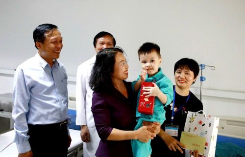 Bà Trịnh Thị Minh Thanh, Chủ tịch HĐND tỉnh đã tới Bệnh viện Việt Nam - Thụy Điển Uông Bí thăm và trao quà cho các bệnh nhi