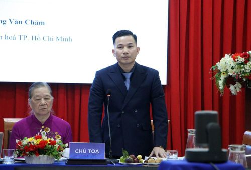 Ông Nguyễn Anh Dũng – Giám đốc Công ty CP Thư viện số Việt Nam chia sẻ tại hội thảo