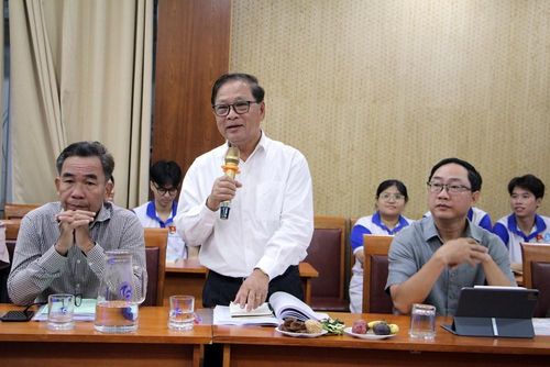 Ông Lê Hoàng bày tỏ lo lắng rằng giới trẻ dành nhiều thời gian cho các hình thức tiếp nhận thông tin khác thay vì đọc sách