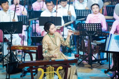 NSƯT Lệ Giang biểu diễn