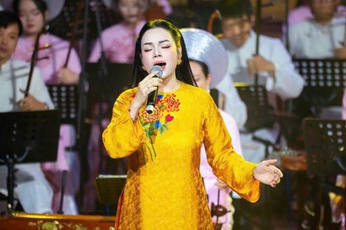 NSƯT Tân Nhàn biểu diễn