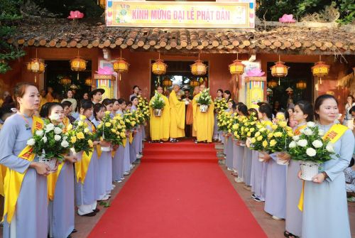 Hàng nghìn Tăng ni, Phật tử và đông đảo người dân, du khách đã đến tham dự nghi lễ tại chùa Diệu Đế