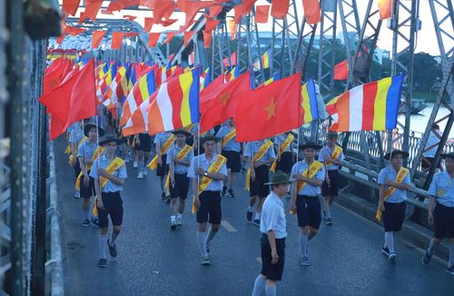 Đoàn rước bộ có sự tham gia của hàng nghìn Tăng ni, Phật tử từ các chùa trên địa bàn TP. Huế