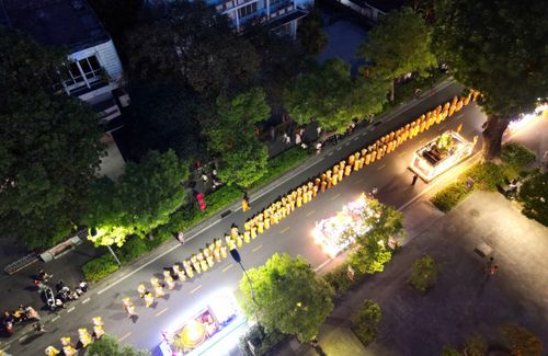 Đoàn rước bộ và xe hoa trang trí diễu hành đoạn qua đường Lê Lợi ven bờ Nam sông Hương
