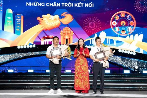 Phó Chủ tịch UBND TP. Đà Nẵng Nguyễn Thị Anh Thi, Trưởng ban tổ chức DIFF 2026 trao kỷ niệm chương cho hai đội pháo hoa Đà Nẵng (Việt Nam) và Trung Quốc tranh tài trong đêm khai mạc
