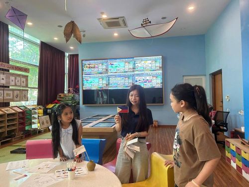 Các em tìm hiểu quốc kỳ các nước. Ảnh: BTDTHVN