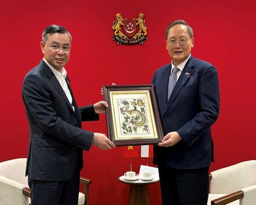 Bộ trưởng Bộ Tài chính Ngô Văn Tuấn và Bộ trưởng Bộ Nhân lực kiêm Bộ trưởng phụ trách Năng lượng và Khoa học - Công nghệ thuộc Bộ Thương mại và Công nghiệp Singapore Tan See Leng