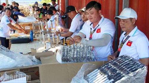 Đội pháo hoa Đà Nẵng (Việt Nam) mở màn đêm khai mạc.