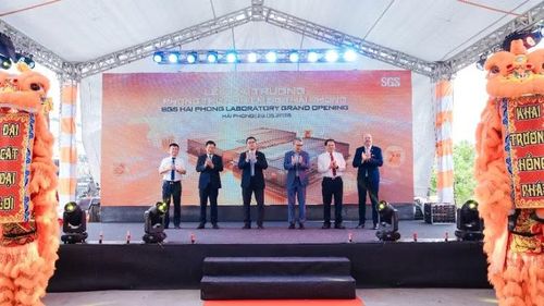 Các đại biểu thực hiện nghi thức khai trương Phòng thử nghiệm SGS Hải Phòng tại Khu công nghiệp Nam Cầu Kiền (Hải Phòng).