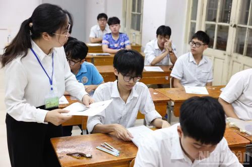 Trong phòng thi Ngữ văn Kỳ thi tuyển sinh vào lớp 10 của Hà Nội sáng 30/5. (Ảnh: ĐẠI THẮNG)