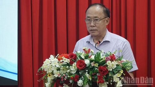 Phó giáo sư, Tiến sĩ Nguyễn Thế Dũng, Trường đại học Văn hóa Thành phố Hồ Chí Minh trình bày tham luận tại hội thảo.
