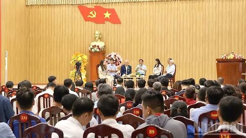 Quang cảnh tọa đàm, chia sẻ về chủ đề “Nối dòng Cửu Long - Kết chuỗi ưu thế thuận thiên”.