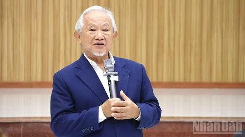 Giáo sư Phan Văn Trường chia sẻ cùng đại biểu tham gia Chương trình “Cấy Nền miền nam - Nối dòng Cửu Long”.