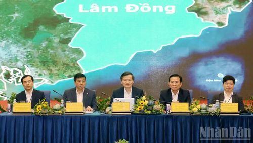 Các đồng chí chủ trì hội thảo.