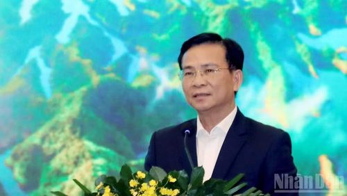 Chủ tịch Ủy ban nhân dân tỉnh Lâm Đồng Hồ Văn Mười phát biểu bế mạc hội thảo.