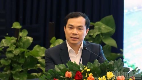 Phó Giáo sư, Tiến sĩ Nguyễn Mạnh Hùng, Phó Giám đốc Học viện Chính trị quốc gia Hồ Chí Minh trình bày tham luận "Mô hình phát triển tỉnh Lâm Đồng: Tiềm năng và Triết lý".