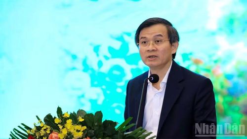 Phó Giáo sư, Tiến sĩ Đoàn Minh Huấn, Ủy viên Bộ Chính trị, Giám đốc Học viện Chính trị quốc gia Hồ Chí Minh phát biểu ý kiến tại hội thảo.