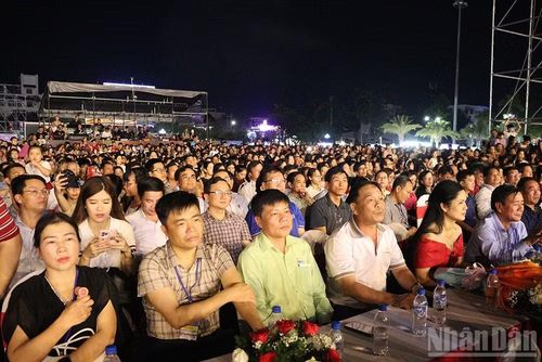 Hàng nghìn du khách và người dân cùng hòa mình vào chương trình nghệ thuật đầy cảm xúc, kết hợp nghệ thuật truyền thống với công nghệ trình diễn hiện đại, tái hiện hành trình từ biển đảo tiền tiêu, văn hóa Hoàng Sa, làng chài ven biển đến khát vọng vươn khơi, hội nhập và phát triển của Quảng Ngãi hôm nay.