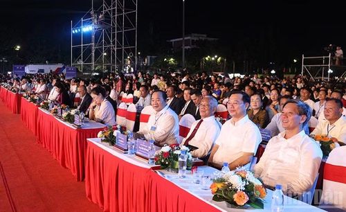 Các đại biểu tham dự lễ hội.