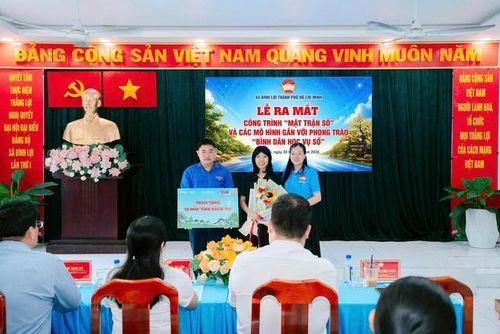 Ban tổ chức cũng vận động nguồn lực xã hội hóa trao tặng 35 máy tính xách tay cho học sinh, sinh viên có hoàn cảnh khó khăn