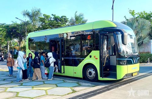 Xe buýt điện ngày càng được nhiều hành khách TP Hồ Chí Minh ưu tiên sử dụng. Ảnh: MINH ANH