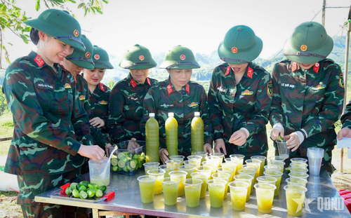 Cán bộ, hội viên Hội Phụ nữ cơ quan Sư đoàn 346 (Quân khu 1) chuẩn bị từng cốc nước mát để tiếp sức cho chiến sĩ mới sau khi hoàn thành các nội dung kiểm tra.