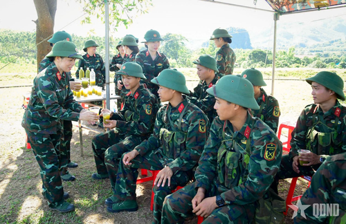 Những cốc nước chanh mát lạnh được trao tận tay các chiến sĩ.