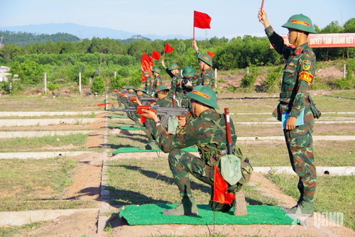 Quỳ bắn súng Tiểu liên AK.