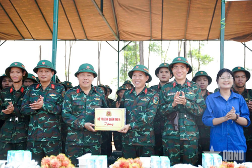 Bộ tư lệnh Quân khu 4 tặng quà động viên chiến sĩ mới hoàn thành nội dung “3 tiếng nổ”.