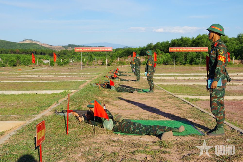 Nằm bắn súng Tiểu liên AK.