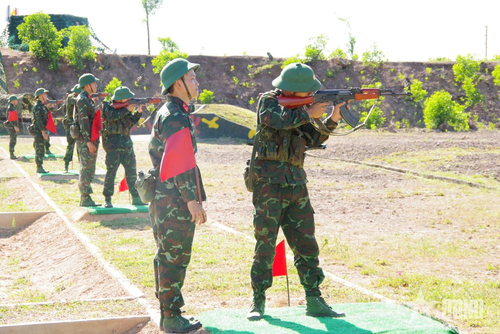 Đứng bắn súng Tiểu liên AK.