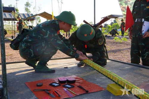  Chiến sĩ chuẩn bị lượng nổ. 