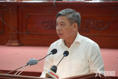 Đồng chí Đồng Văn Thanh, Ủy viên Trung ương Đảng, Phó bí thư Thường trực Thành ủy, Chủ tịch HĐND TP Cần Thơ phát biểu tại hội nghị.