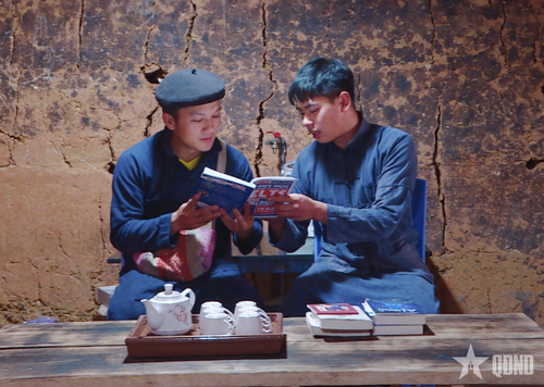 Lý Đức Duy (phải) được anh Sùng Mạnh Hùng giúp đỡ, đào tạo để trở thành người dẫn chương trình tại phố cổ Đồng Văn. Ảnh: ĐỨC TÍNH 