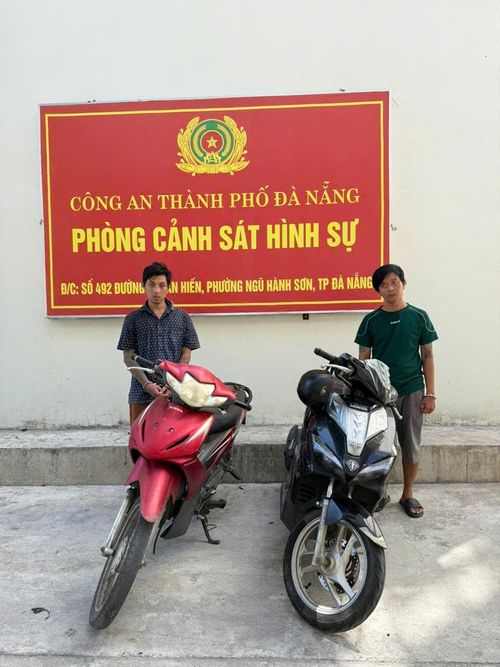 Hai đối tượng Nguyễn Anh Hùng (trái) và Dương Trung Nghĩa bị bắt giữ cùng tang vật vụ trộm.