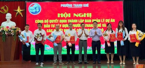 Phó Bí thư Thường trực Đảng ủy Huỳnh Sơn Hải và Phó Chủ tịch Thường trực UBND phường Thanh Khê Lê Văn Cương trao quyết định bổ nhiệm các viên chức, người lao động.